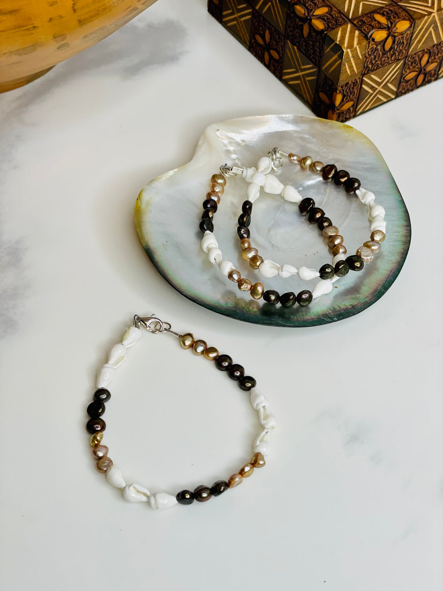 Nassa White Shell Freshwater Pearl Bracelet