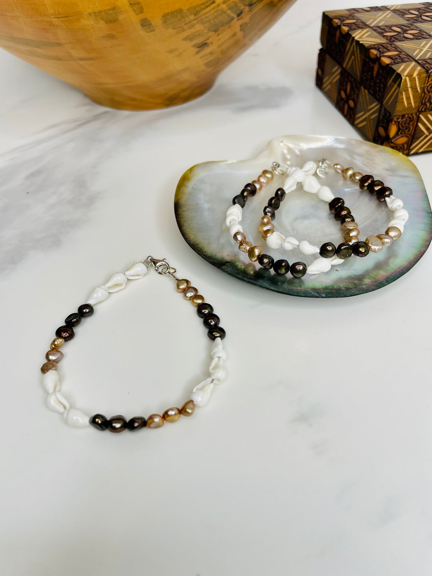 Nassa White Shell Freshwater Pearl Bracelet