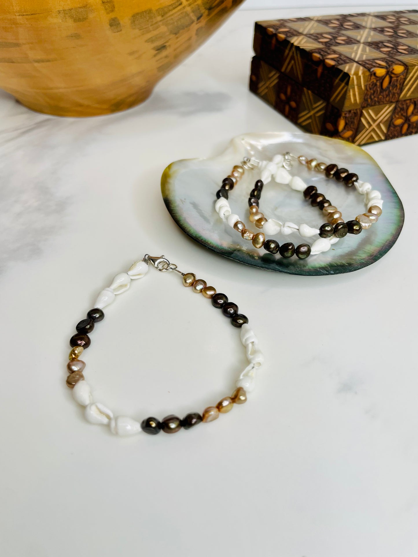 Nassa White Shell Freshwater Pearl Bracelet